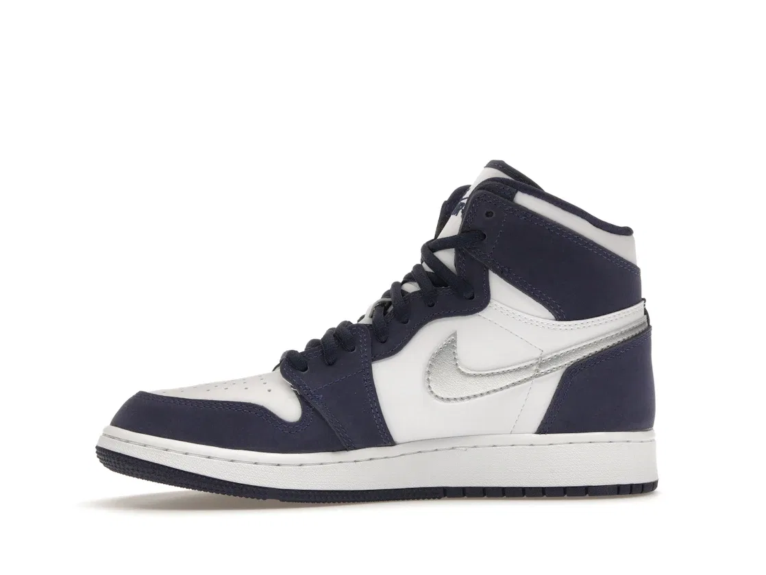 Детские кроссовки Lifestyle с принтом Jordan 1 Retro High CO Japan Midnight Navy Jordan, White/Metallic Silver-Midnight Navy — фото 3