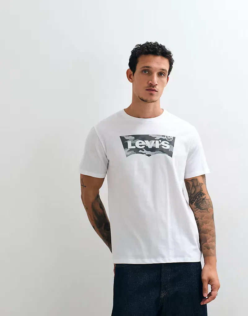 Футболка Levi's с графическим камуфляжным логотипом, белая