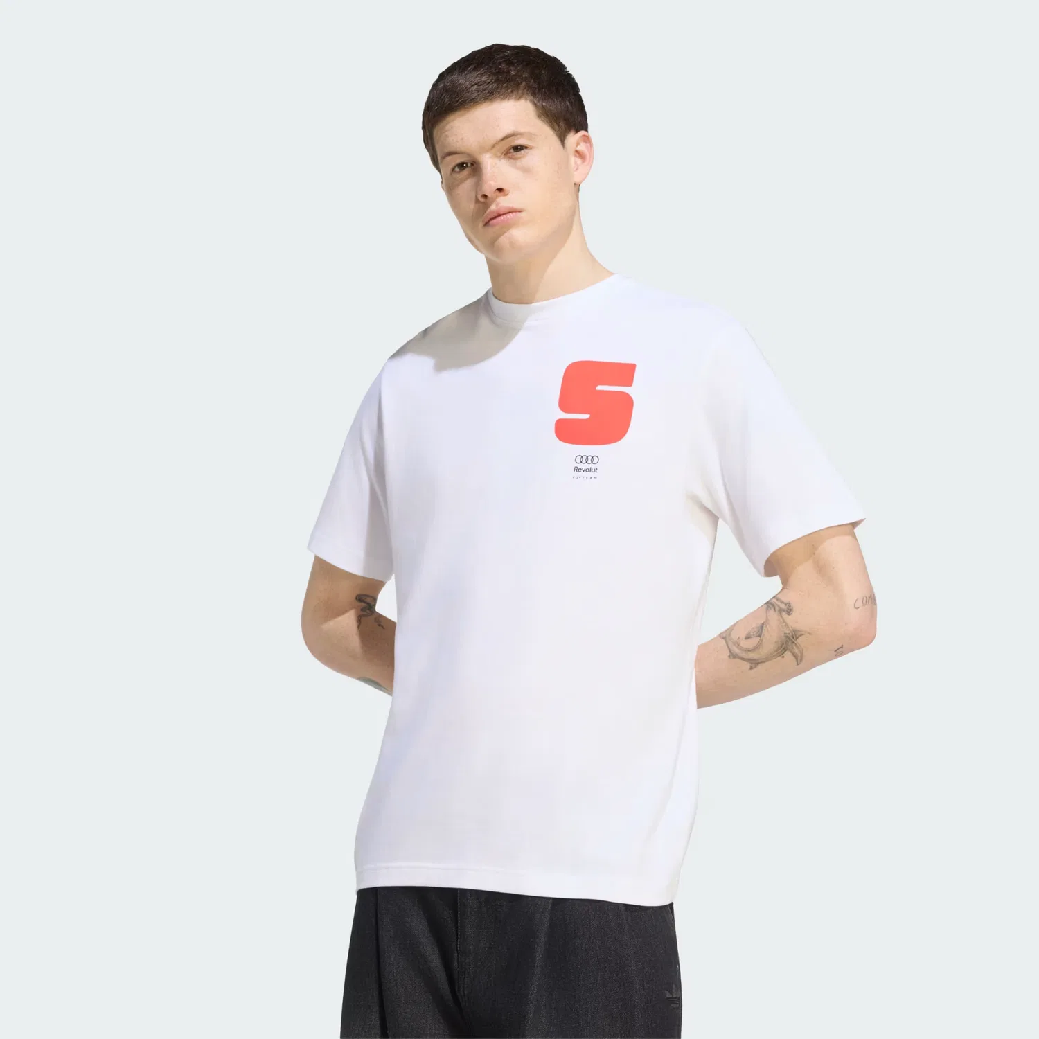 Мужская футболка с графическим принтом Audi Revolut F1 Team Gabriel Bortoleto Graphic I Tee Adidas Performance, белый
