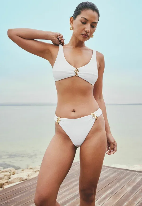 Плавки с высокой талией Regular fit - high leg hardware bikini bottoms, Next, White Rib, белый — фото 4