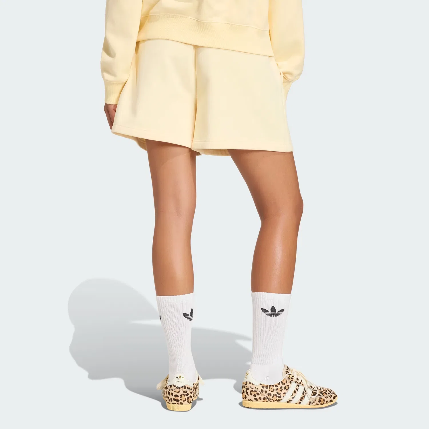 Женские шорты свободного кроя Essentials Fleece Loose Shorts Adidas Originals, теплый ванильный — фото 2
