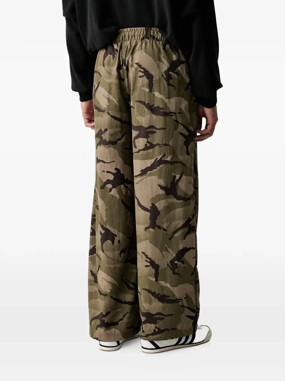 Брюки-карго из тканого материала adidas Seasonal Essentials с камуфляжным принтом, зеленый — фото 3