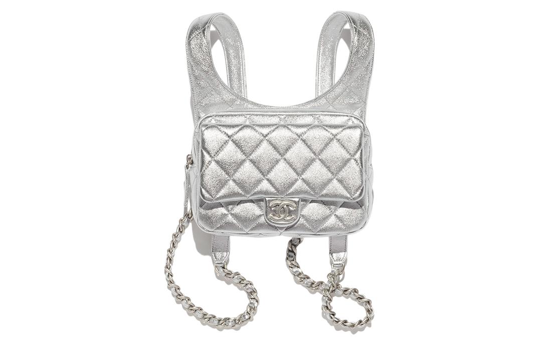 

CHANEL Серебряный рюкзак из металлизированной кожи ягнёнка