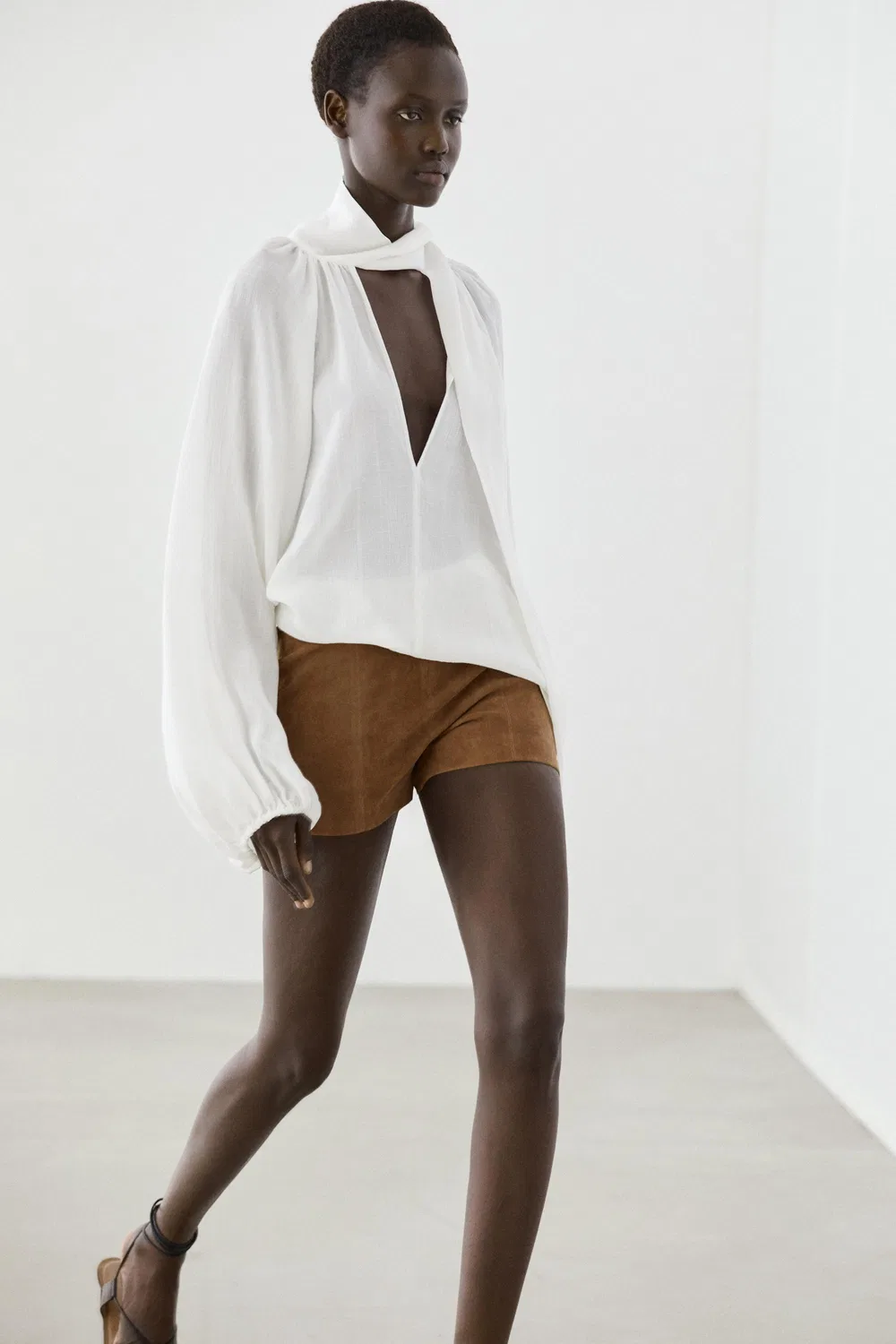 Блуза Massimo Dutti Flowing V-Neck With Tie, белый — фото 3