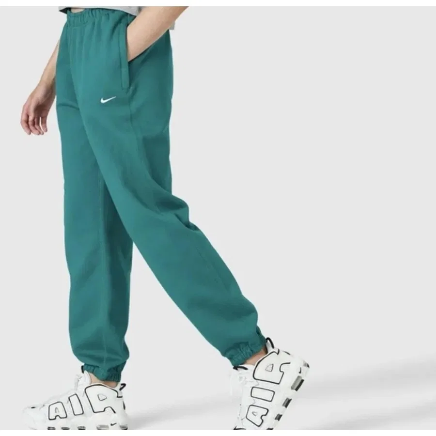 Женские спортивные брюки свободного кроя с высоким поясом, модель Solo Swoosh Fleece Pant, Nike, Зеленый