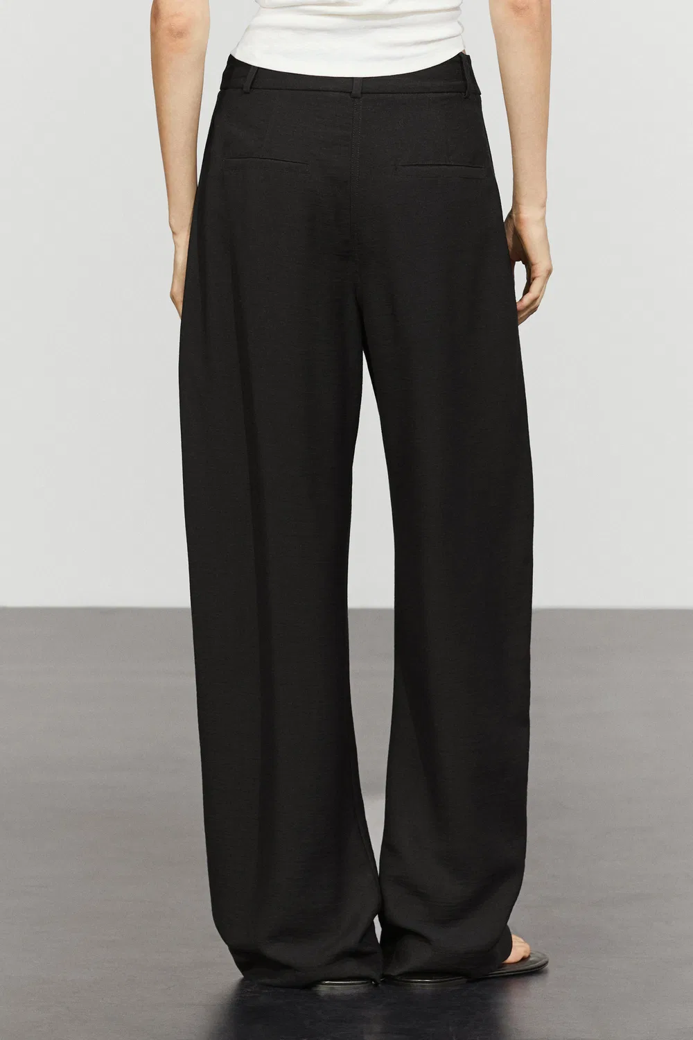 Брюки Massimo Dutti Pleated Barrel Fit, черный — фото 4