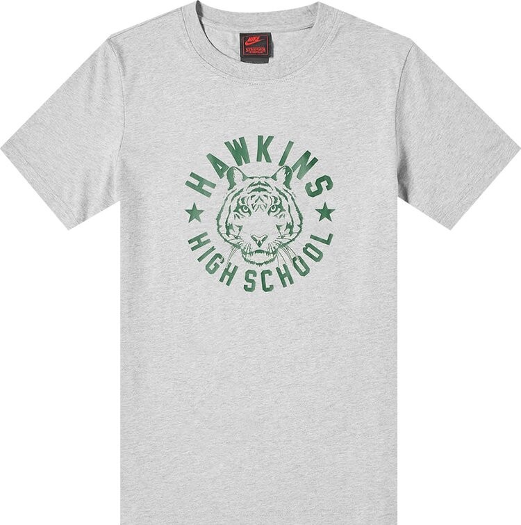 

Футболка Nike x Stranger Things Hawkins High Tee 'Dark Grey', серый