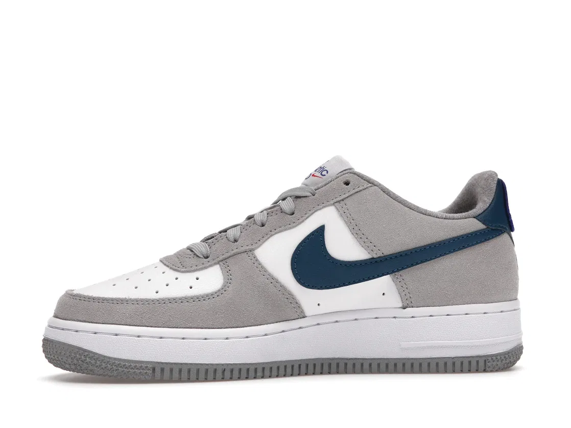 Детские кроссовки с замшевым верхом Athletic Club Nike Air Force 1 Low, White/Grey/Blue — фото 3