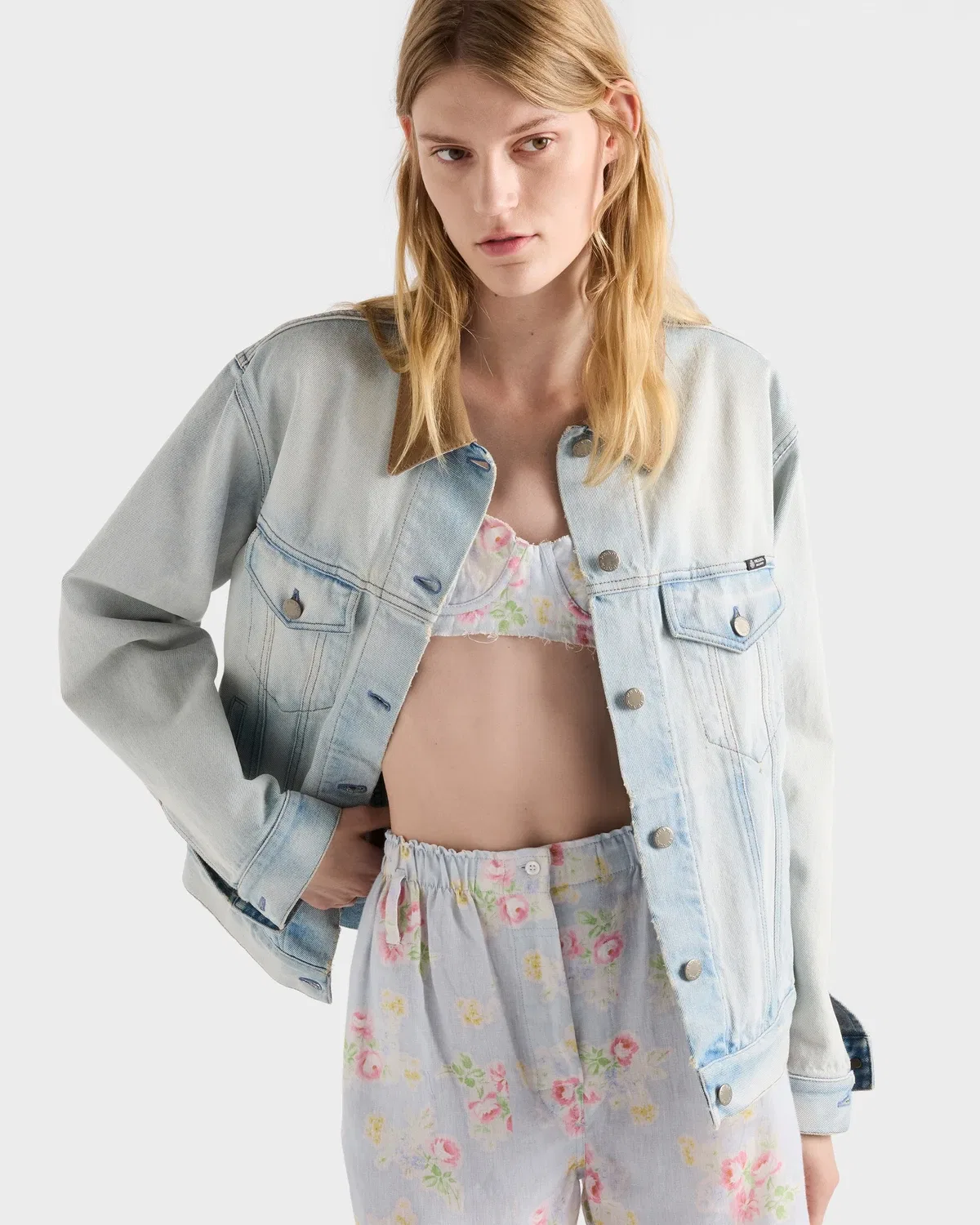 Джинсовая куртка-блузон с кожаным воротником Prada, голубой — фото 4