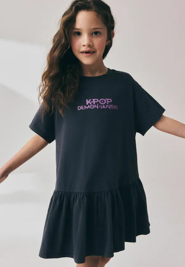 Платье хлопковое Kpop Demon Hunters T-shirt Dress Next, Charcoal Grey, серый — фото 2