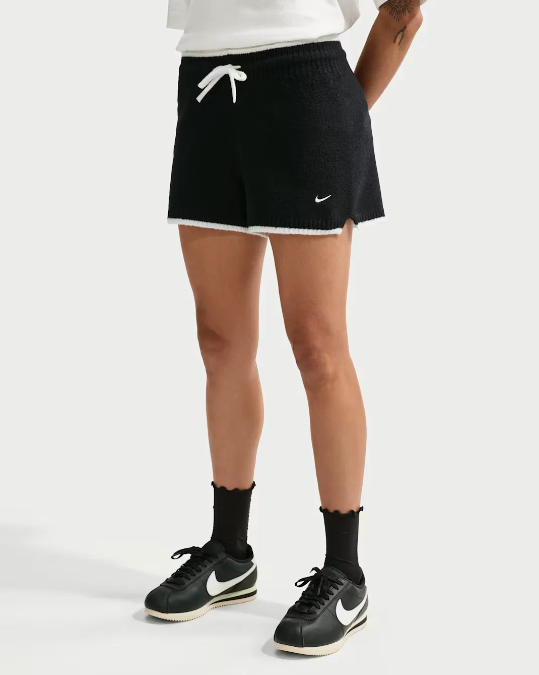 Женские шорты со средней посадкой Nike Sportswear Chill Knit, Black/White/White — фото 2