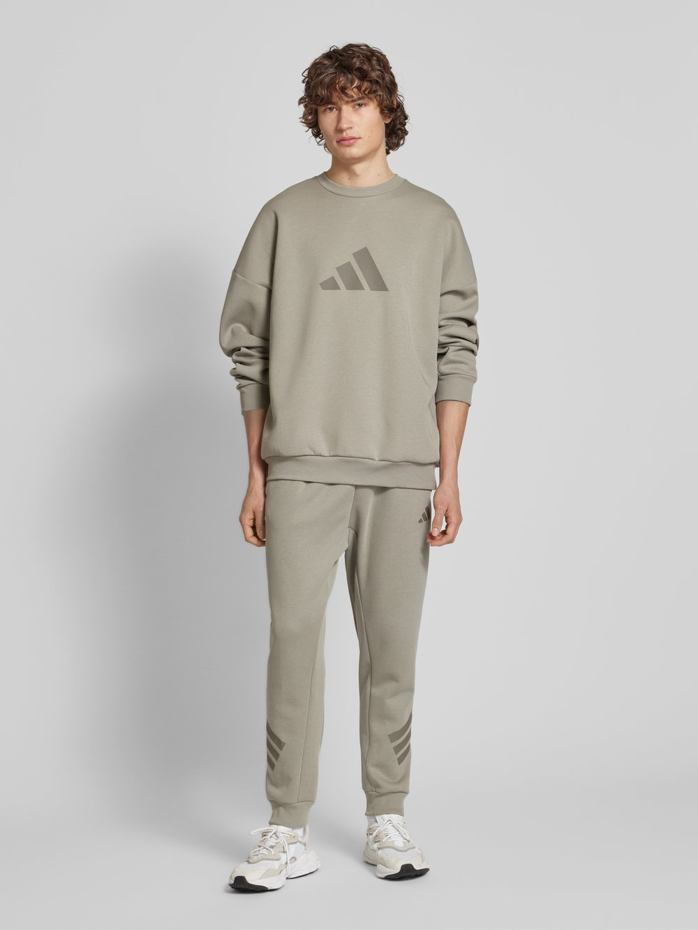 

Толстовка оверсайз с этикеткой и принтом ADIDAS SPORTSWEAR, серо-коричневый