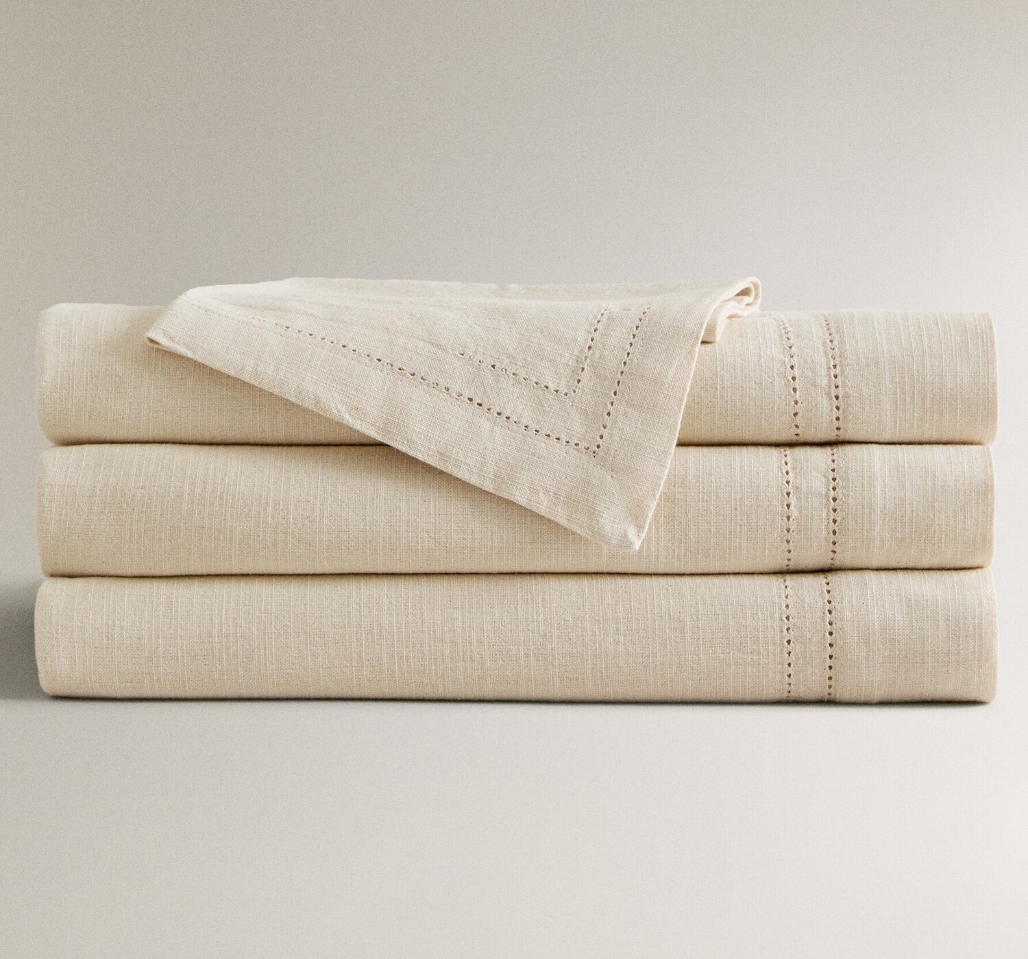 

Скатерть Zara Home Hemstitched Cotton, светло-бежевый