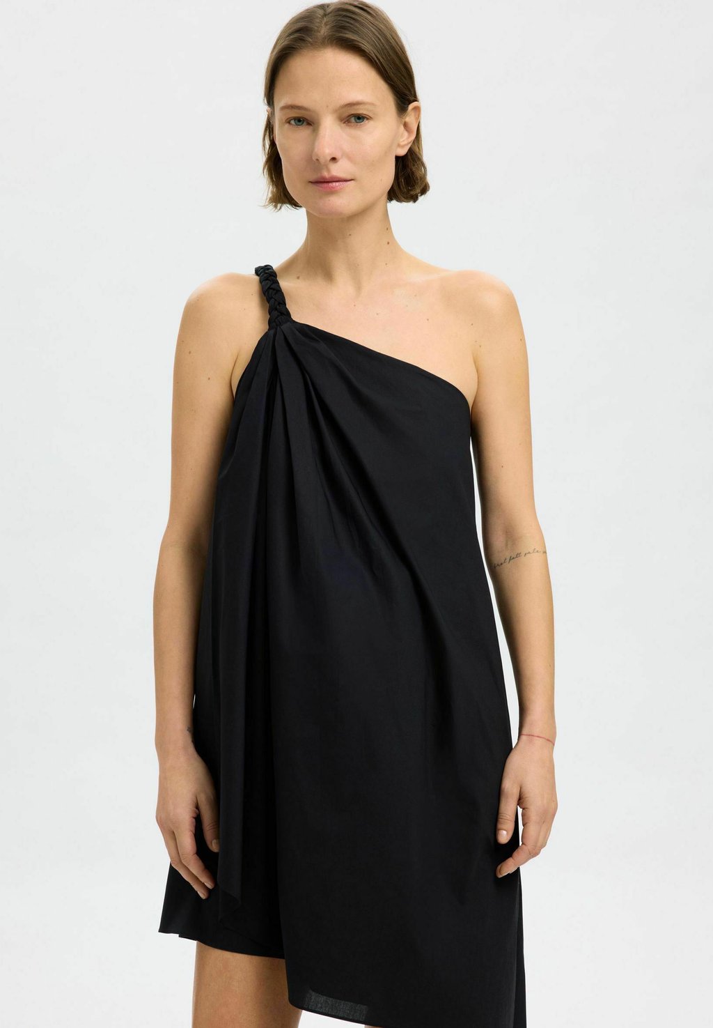 

Повседневное платье ONE-SHOULDER Selected Femme, черный