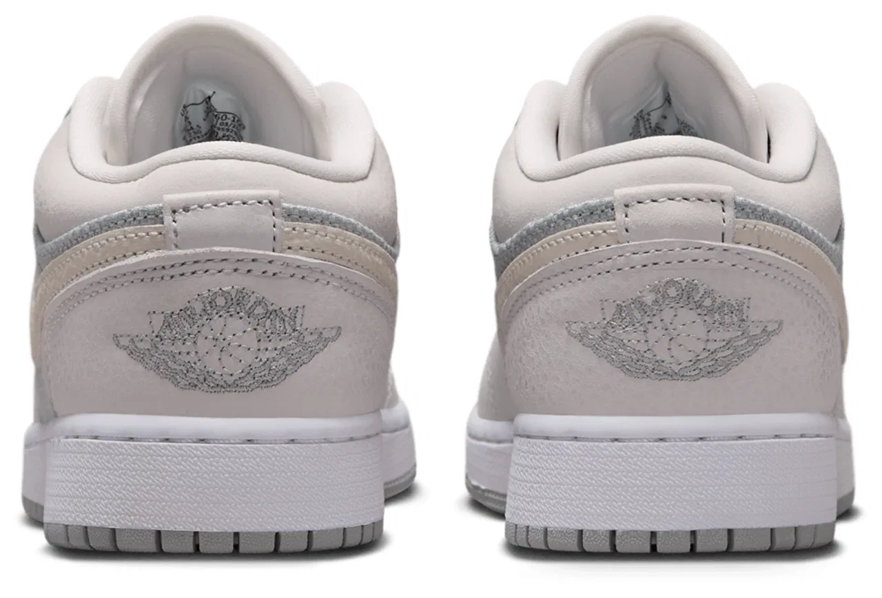 Детские кроссовки для мальчиков с кожаным верхом Jordan Air Jordan 1 Low SE, Soft Pearl Light Smoke Grey Off White — фото 3