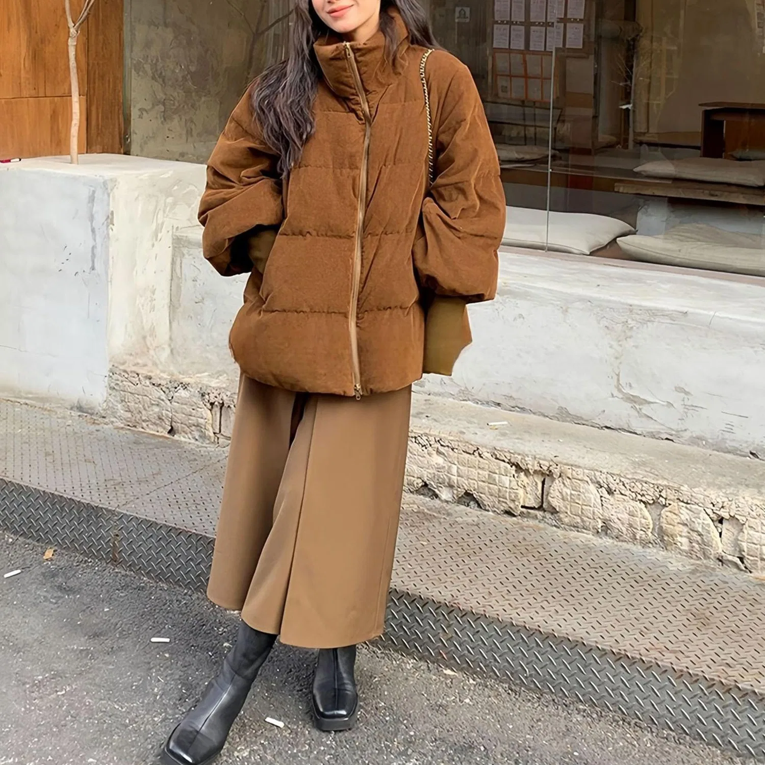 Женская куртка укороченная oversize с высоким воротником и молнией, Caffè — фото 2