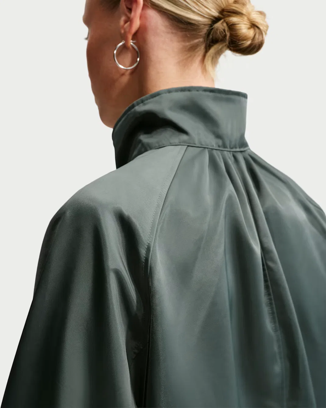 Женская атласная куртка-анорак с молнией на четверть длины Nike Sportswear, Camo Green/Camo Green — фото 2