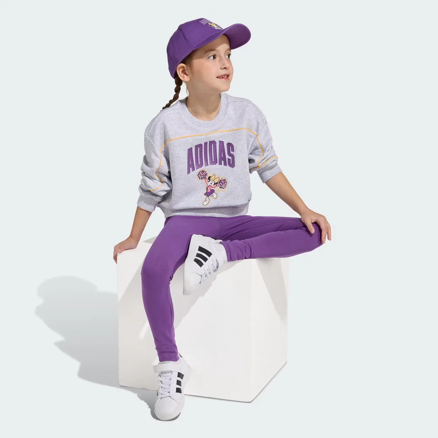 Детский костюм-джоггер с принтом Minnie Mouse из топа и штанов, Adidas Sportswear, светло-серый меланж — фото 3