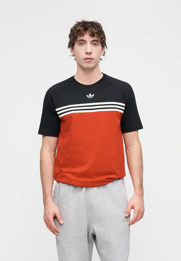 Футболка с принтом на груди Adidas Originals, Better Scarlet/Black — фото 4