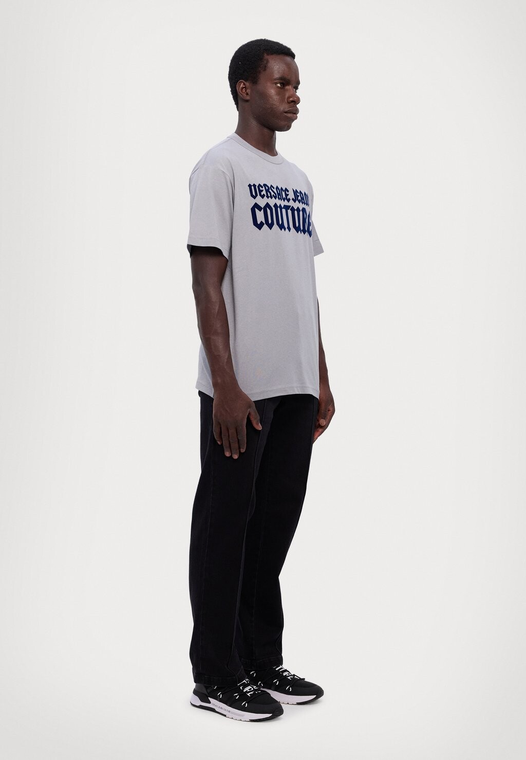 

Футболка с принтом GOTH LOGO FLOCK Versace Jeans Couture, серый