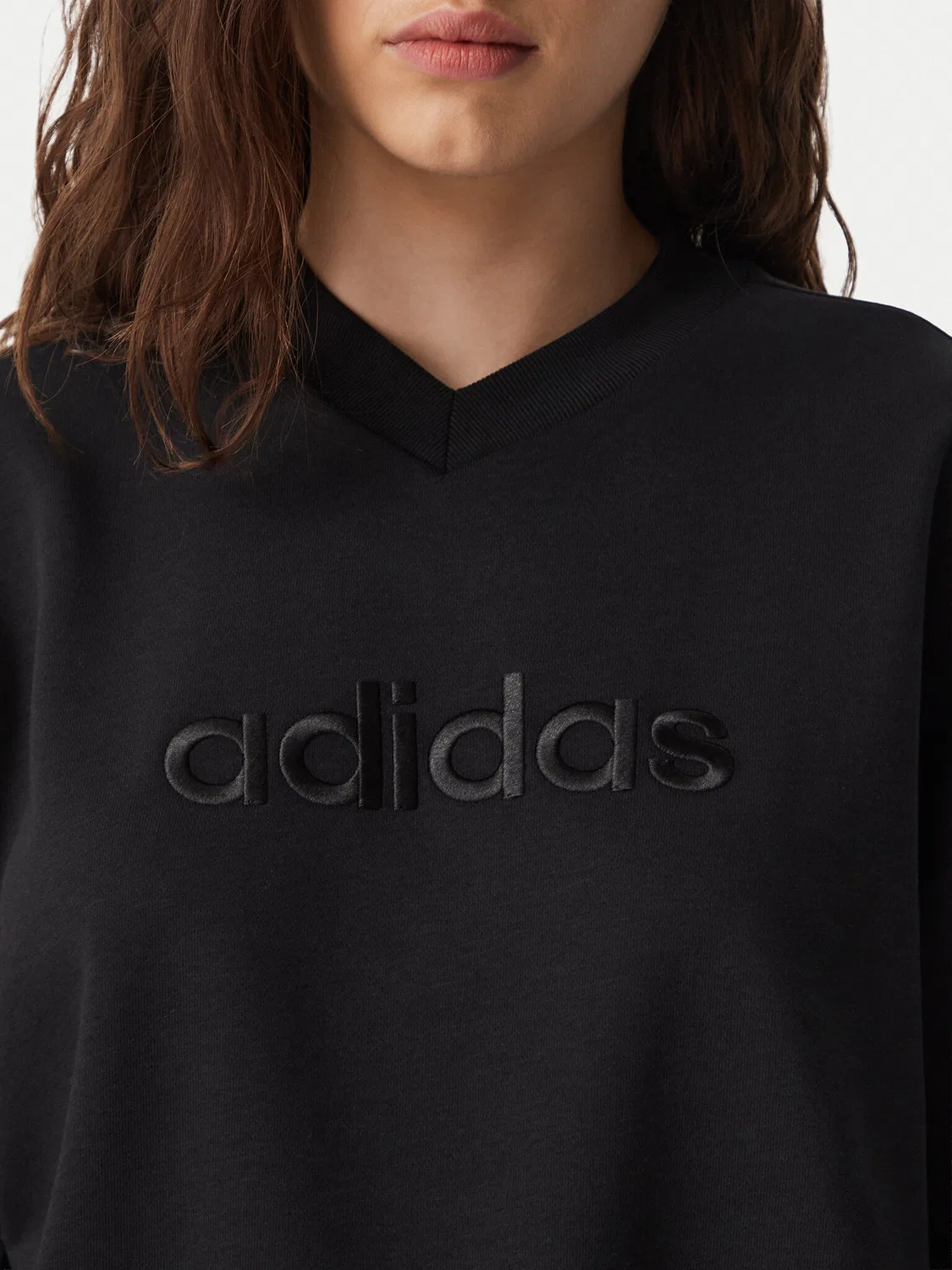 Женская толстовка стандартного кроя Seasonal Essentials Stain V-Neck Sweatshirt Adidas, черный — фото 4