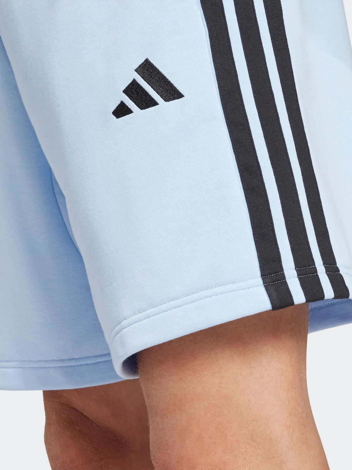 Шорты свободного кроя с боковыми полосками Essentials Three Stripes adidas, светло-синий — фото 4