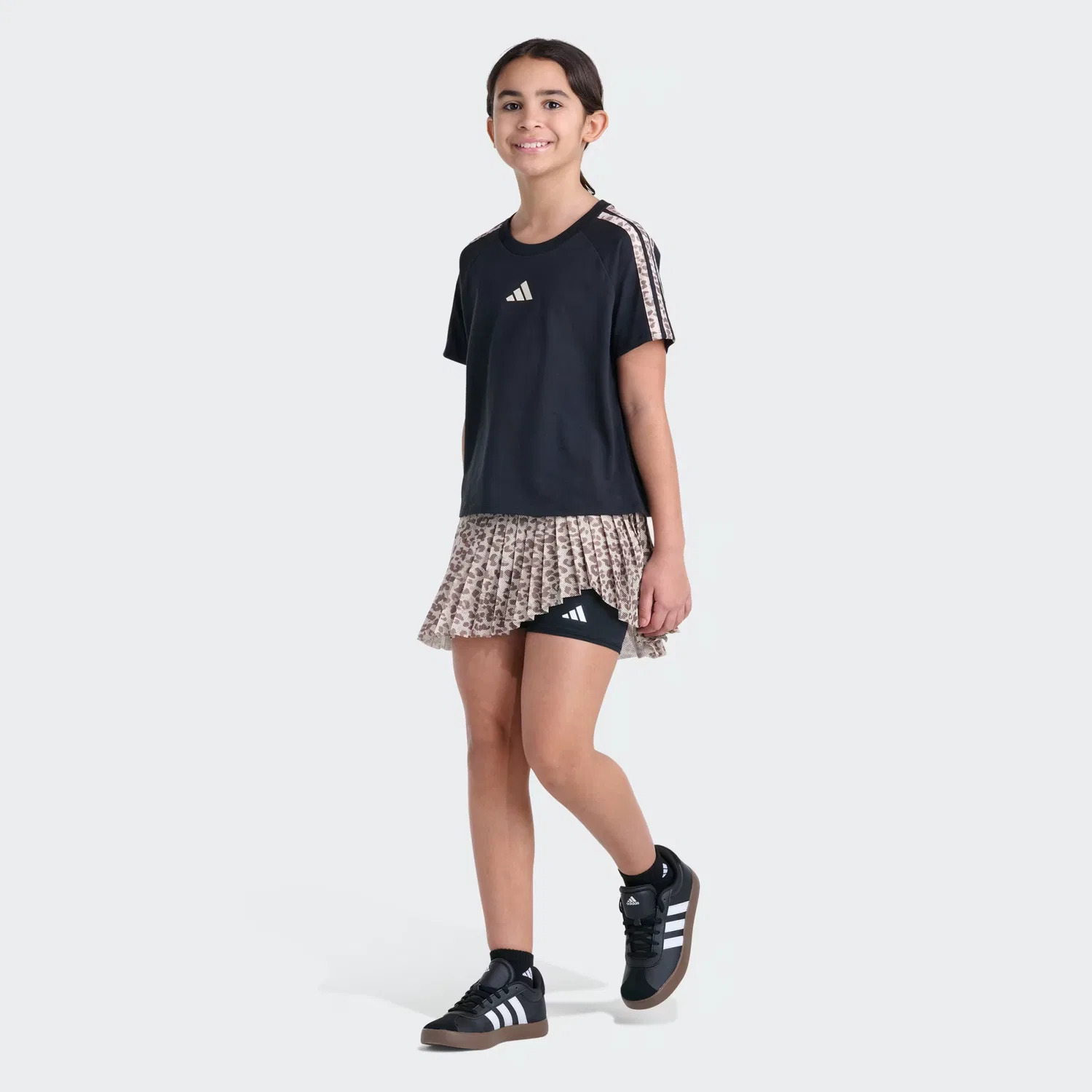 Детская футболка с рукавами реглан Short Sleeve Printed 3-Stripes Raglan Tee Adidas Sportswear, черный — фото 2