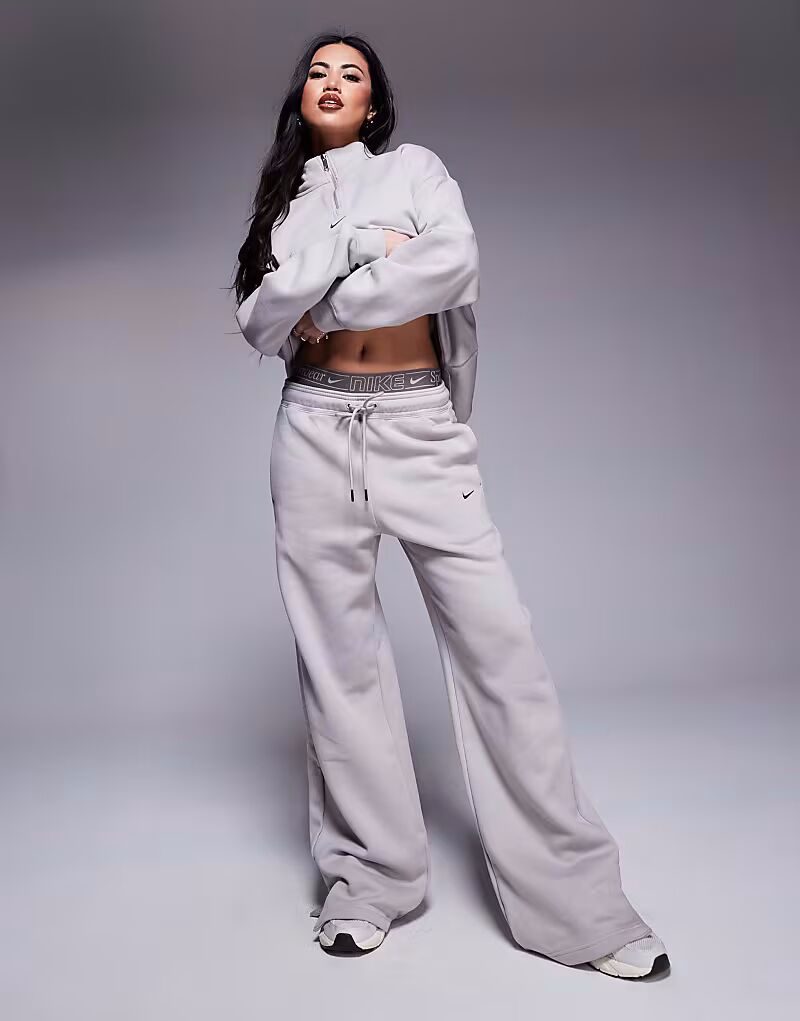 

Широкие брюки-джоггеры Nike Phoenix Fleece Gym Life Swoosh с боксерскими штанинами серого цвета