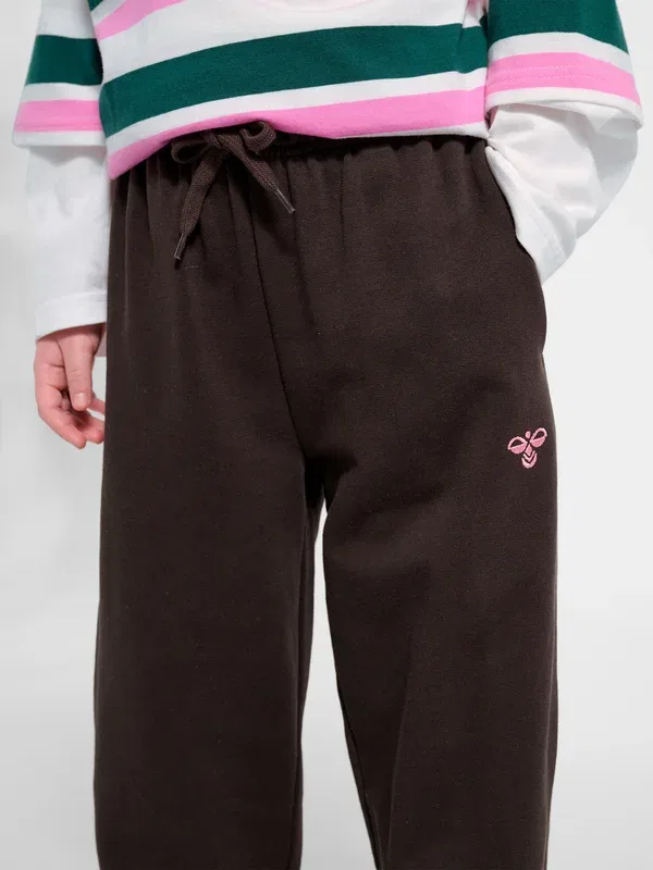Штаны спортивные Hummel Hmljr jump boxy elastic tracksuit bottoms, шоколадный торт — фото 4