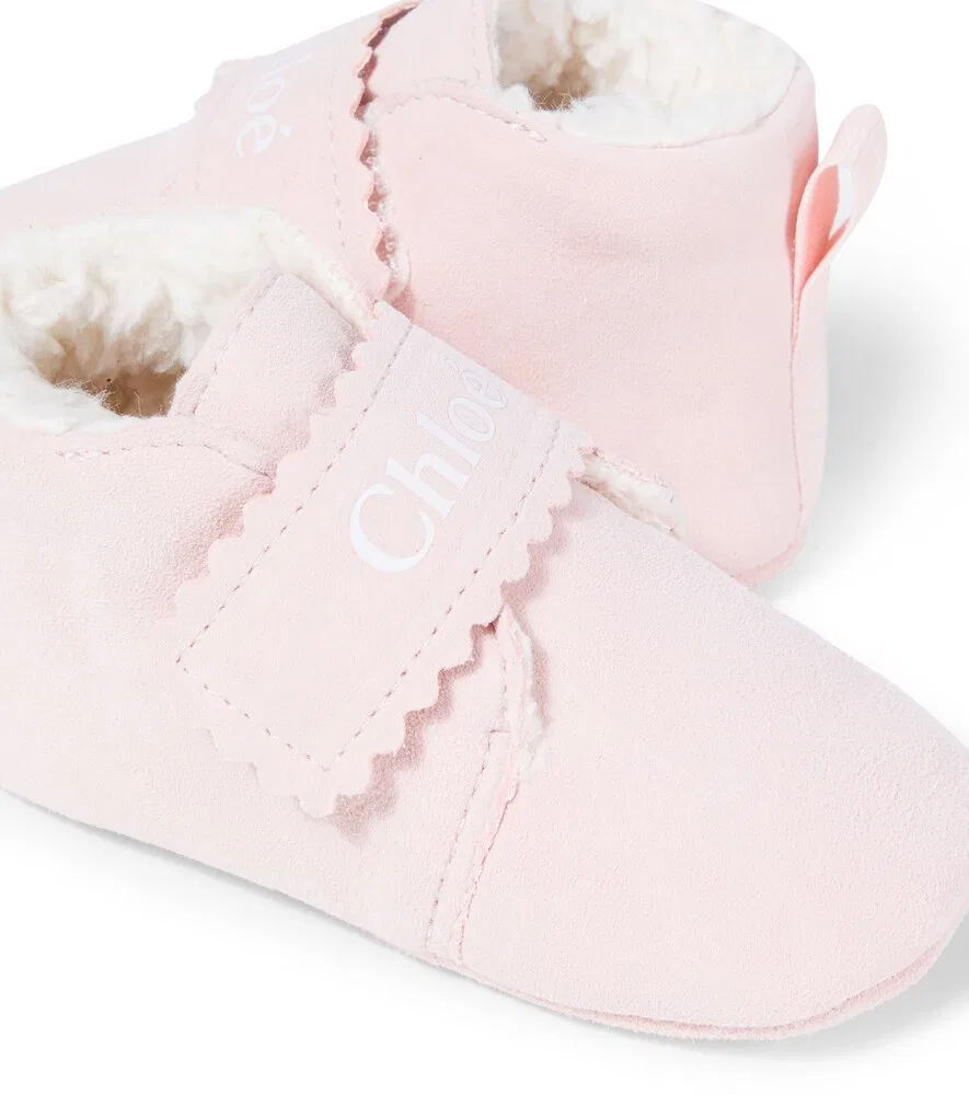 Детские замшевые пинетки с волнистым краем Chloé Kids, розовый — фото 4