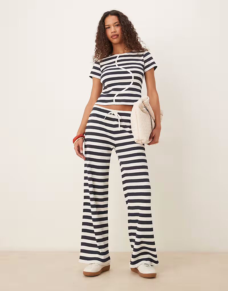 

Широкие брюки ASOS DESIGN в темно-синей и белой полоске