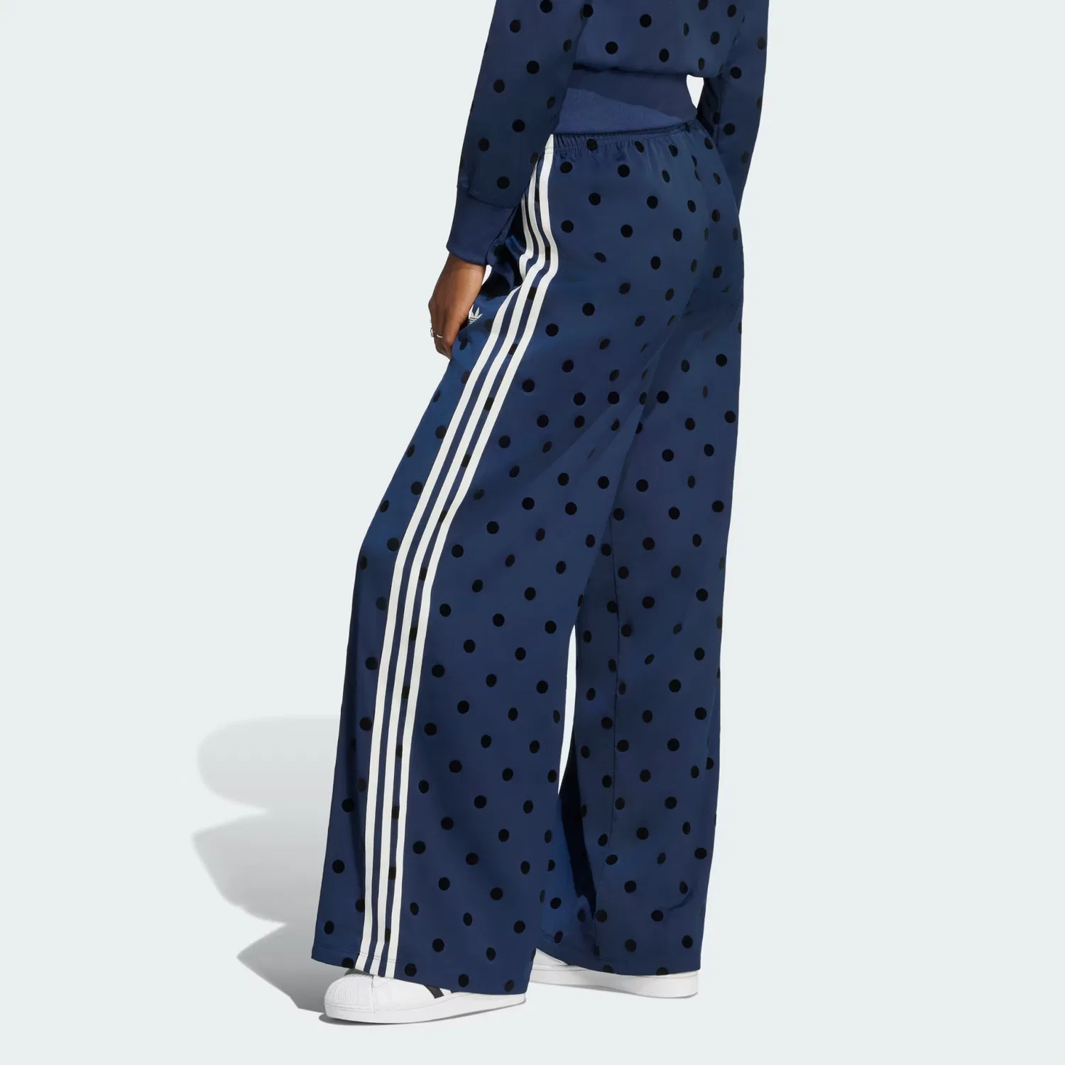 Женские брюки широкого кроя из атласа в горошек Satin Polka Dots Wide Leg Pant Adidas Originals, темно-синий — фото 2