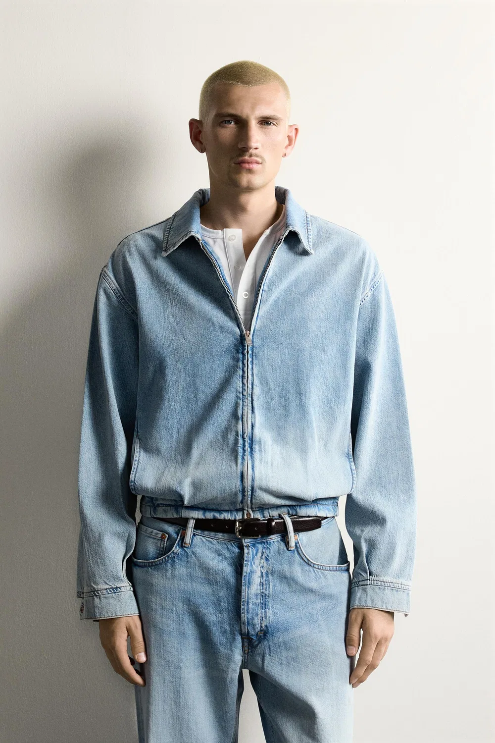 Джинсовая куртка с эффектом потертости и застежкой-молнией. ZARA, Light blue — фото 2