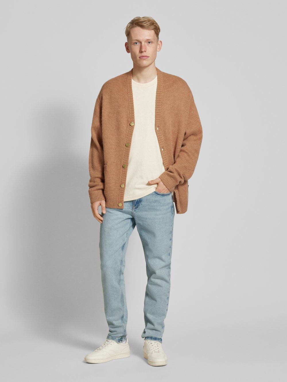 

Узкие зауженные джинсы с этикеткой Calvin Klein Jeans