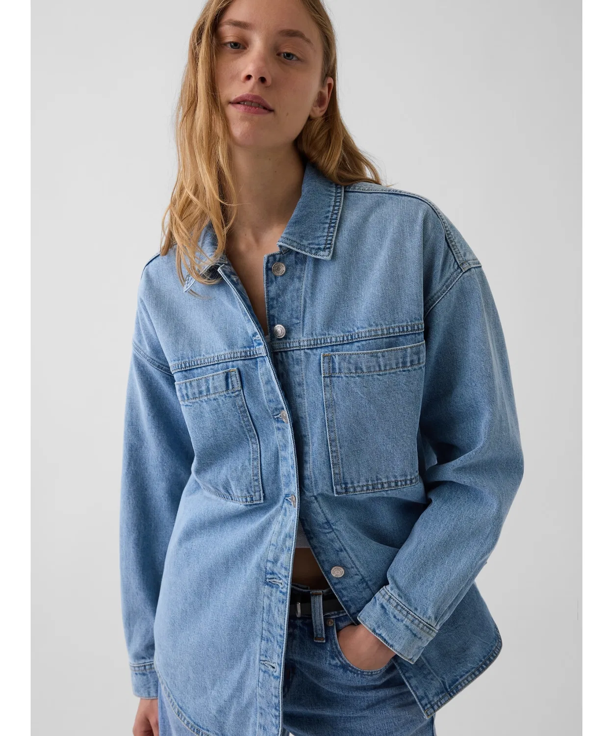 Женская джинсовая куртка-рубашка оверсайз с длинным рукавомGAP, Light Indigo Blue — фото 4