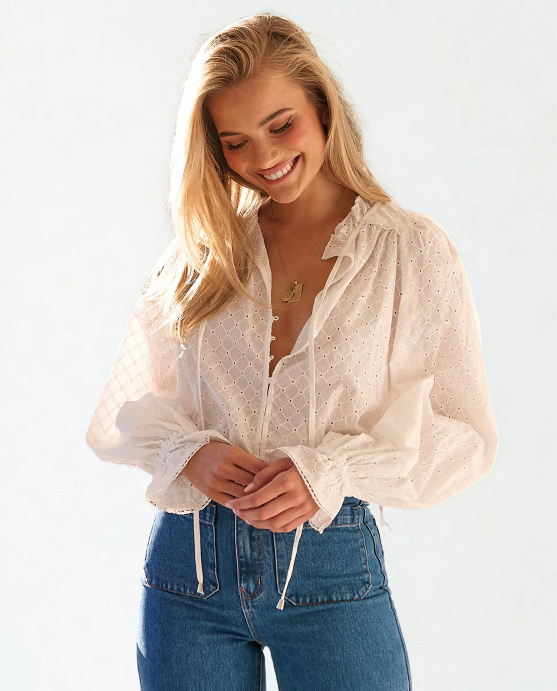 

Женская блуза с вышивкой и деталями на пуговицах JAASE, белый