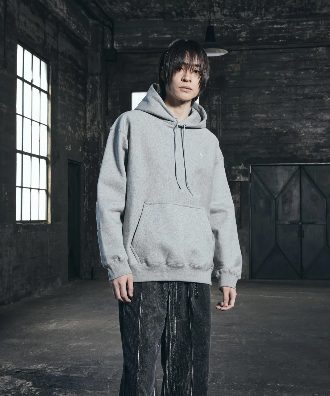 Мужская парка Nike Solo Swoosh с вышитым логотипом, тёмно-серый — фото 3