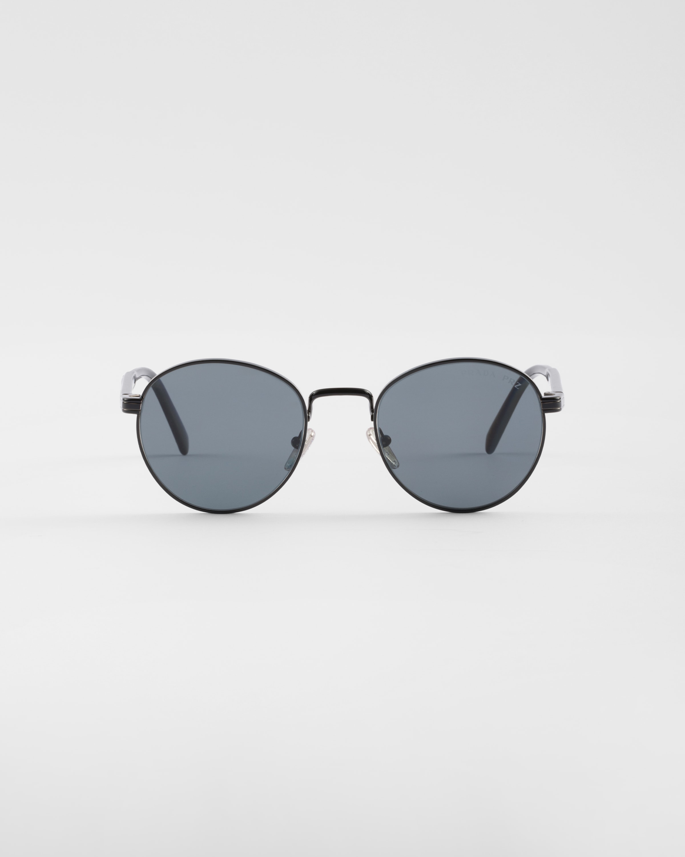 

Солнцезащитные очки с культовой металлической табличкой Prada, поляризованные черные линзы