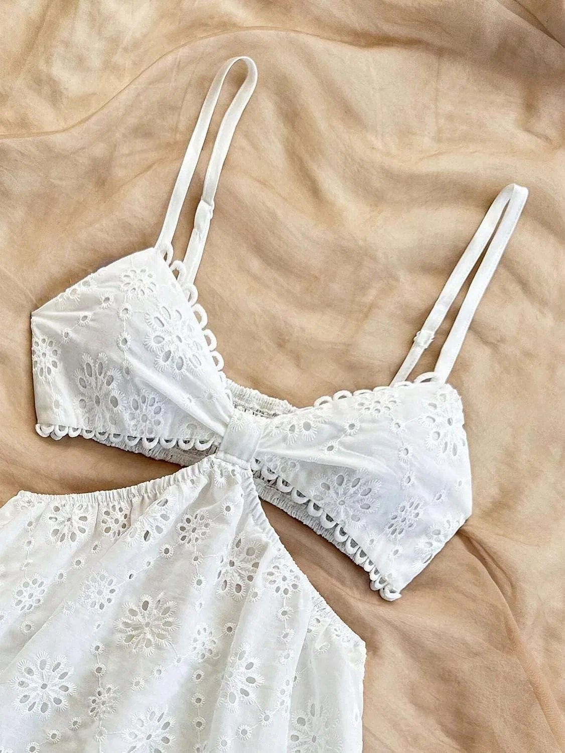 Женское богемное мини-платье на бретелях с вырезами, White — фото 2