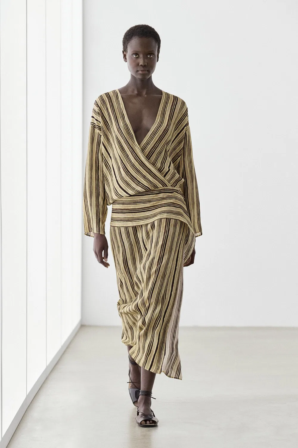 Платье Massimo Dutti, миди, с корсетным поясом, горчица