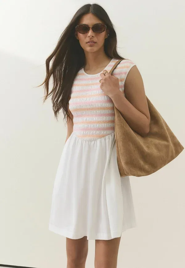 Платье джерси Petite fit - cap sleeve shirred body jersey mini dress Next, White Multi Stitch, белый