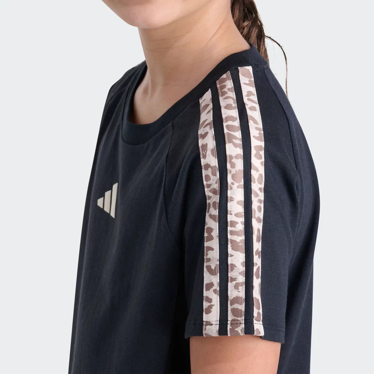Детская футболка с рукавами реглан Short Sleeve Printed 3-Stripes Raglan Tee Adidas Sportswear, черный — фото 3