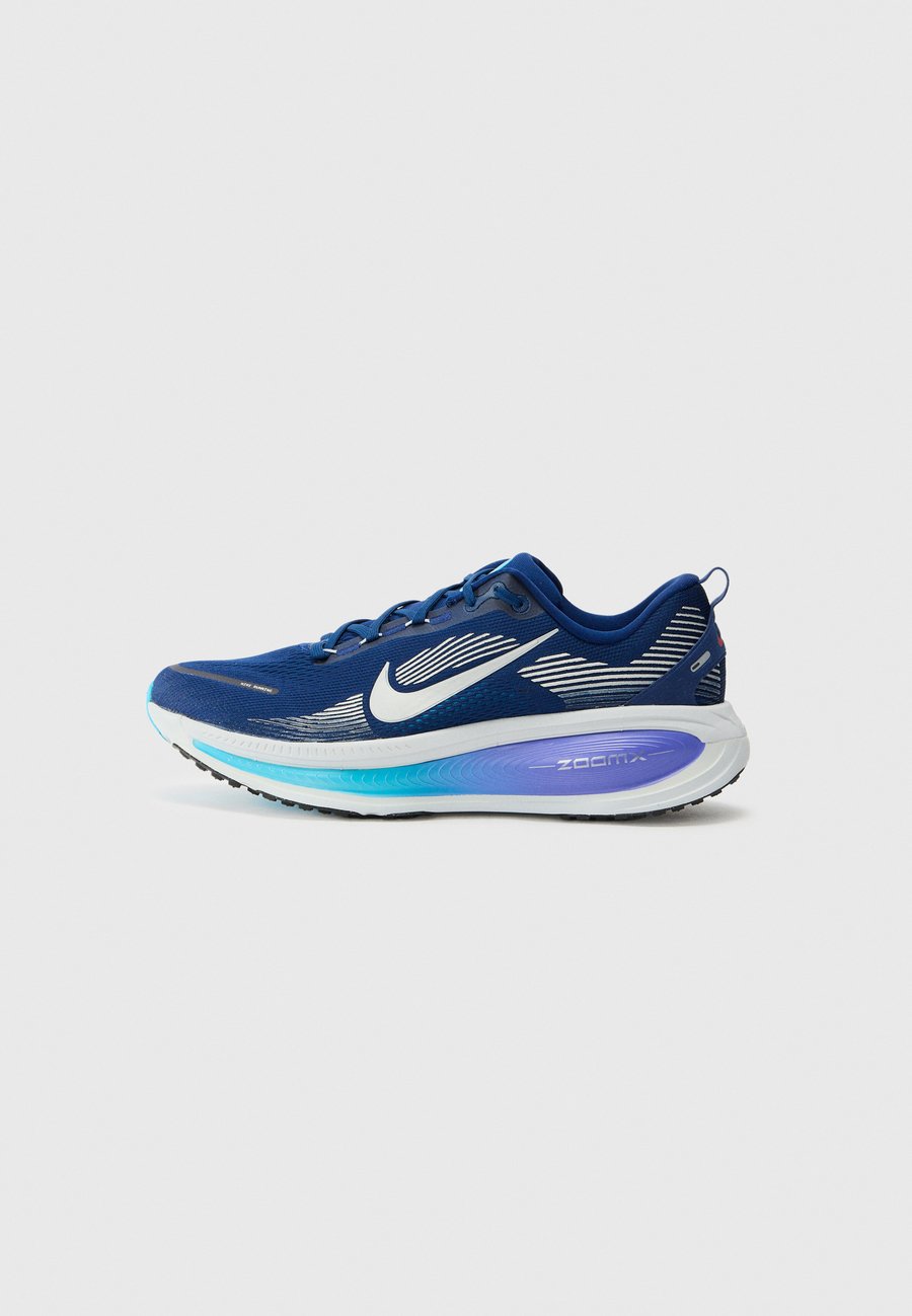 

Кроссовки Nike Performance VOMERO 18, Blue Void/Silver-Coloured/Blue/Crimson/Pure Platinum-Coloured/Violet/Dark Blue