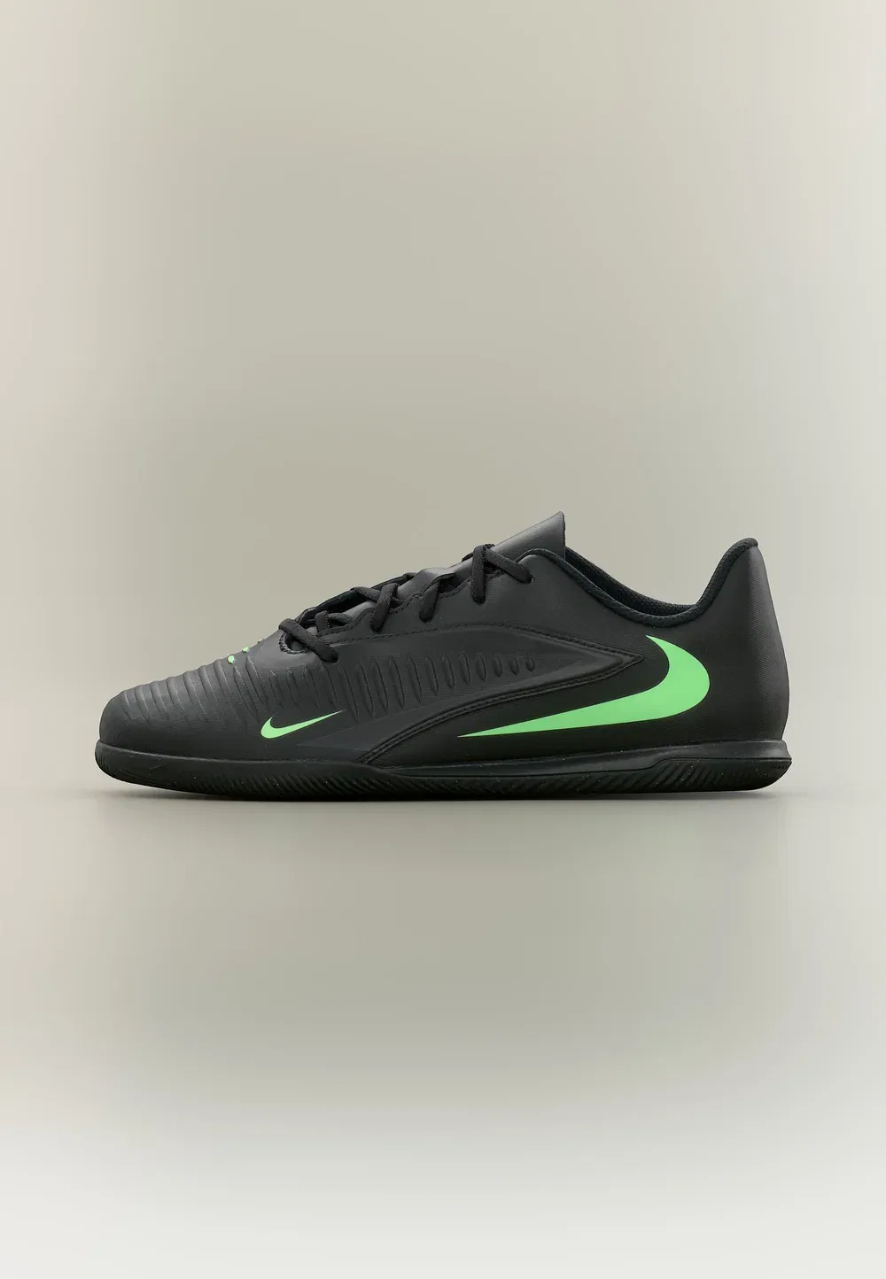 Футбольные бутсы Phantom 6 low club ic унисекс - для игры в помещении Nike Performance, Black/Illusion Green