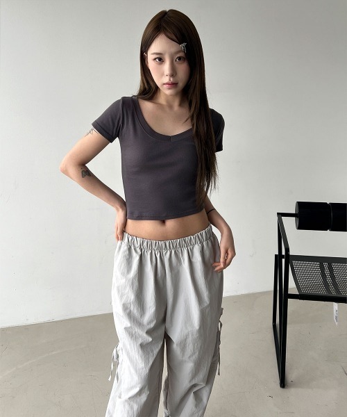 

4INT. Футболка укороченная однотонная хлопковая с V-вырезом и коротким рукавом 4INT, черный