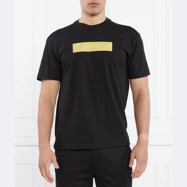 

Комфортная футболка с камуфляжным принтом и выпуклым логотипом Calvin Klein, черный