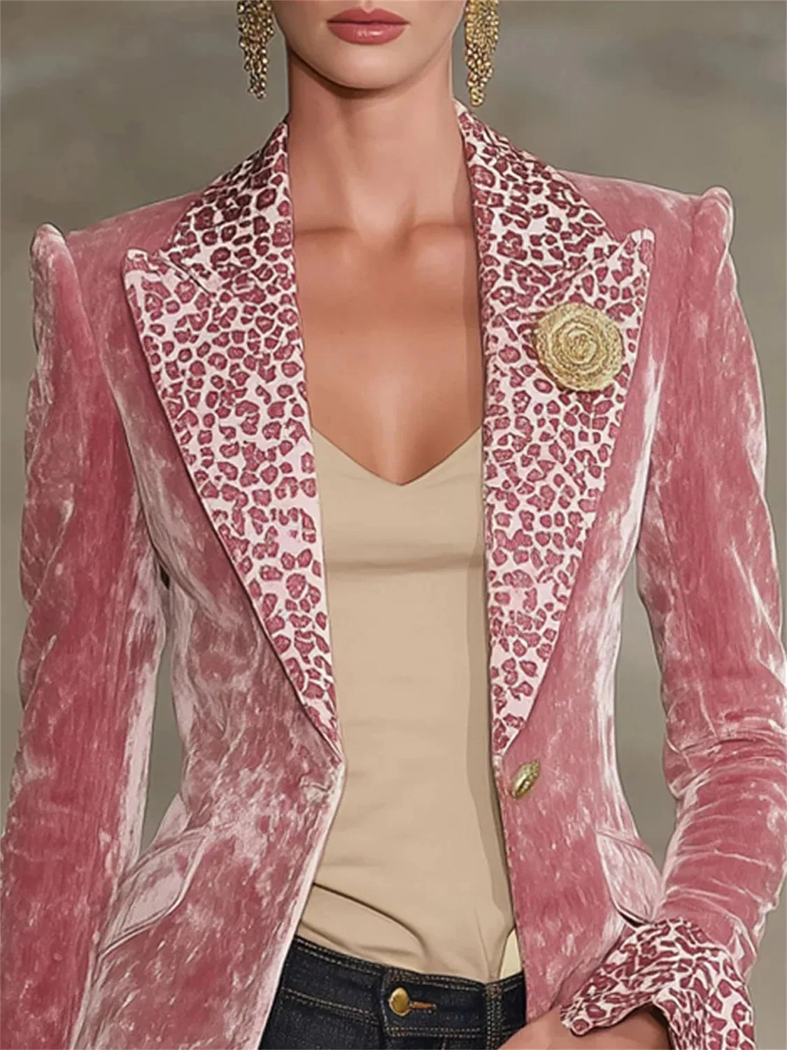 Женское вельветовое пальто с принтом леопарда, модель Cappotti da donna in velluto con stampa leopardata con risvolto a maniche lunghe a sbuffo e scollo a V, giacche in velluto alla moda con bottone singolo, Rosa — фото 3