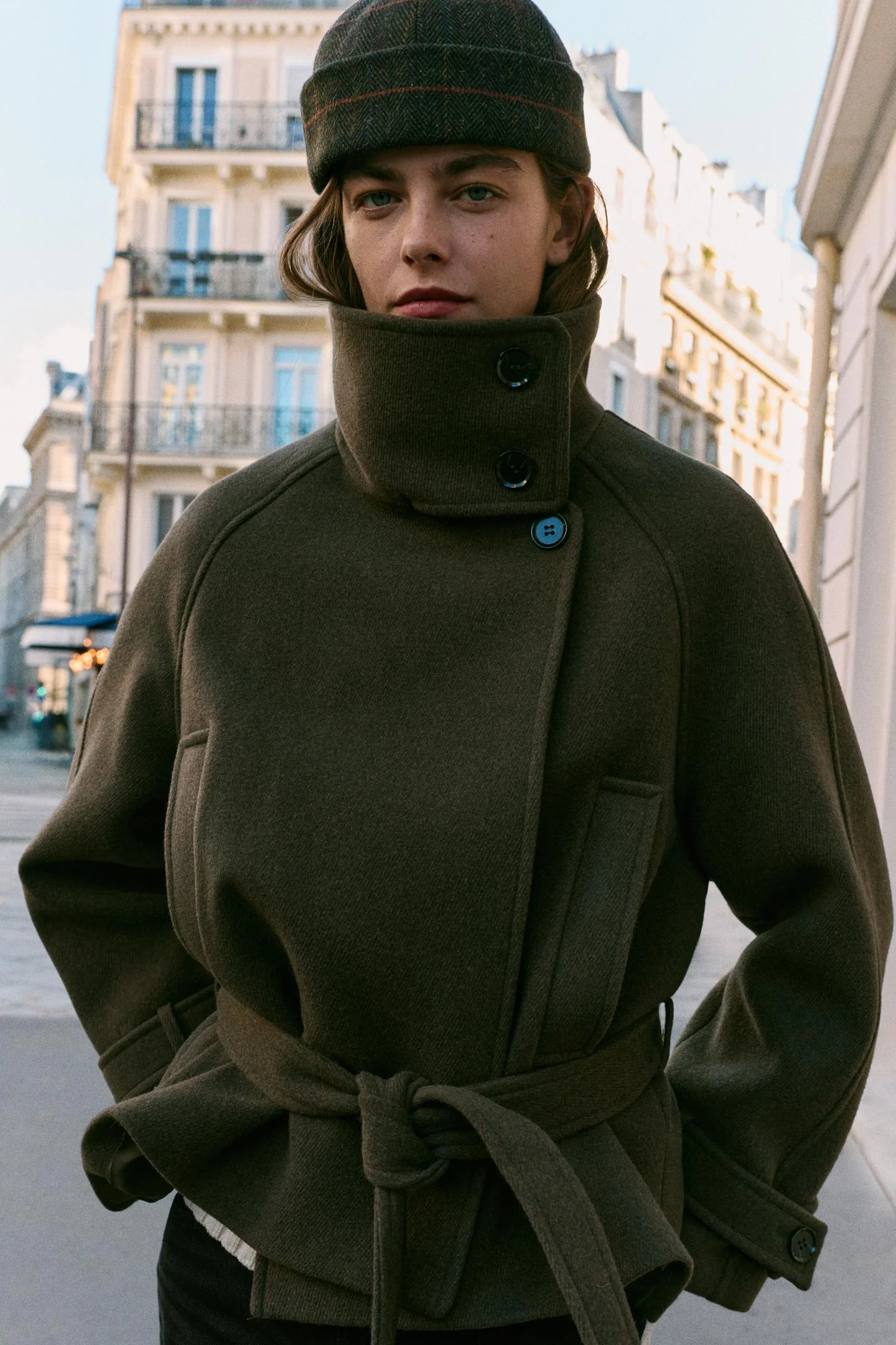 Пальто Zara с высоким воротом и поясом, хаки