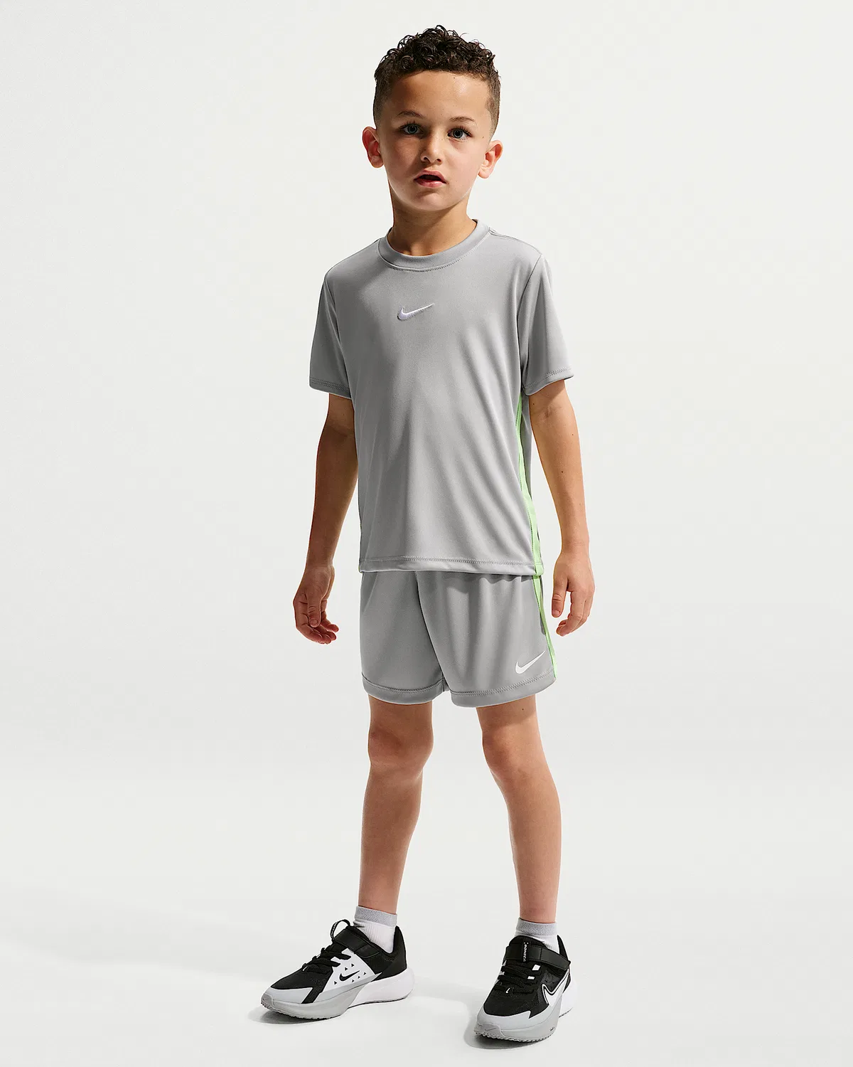 Детский спортивный комплект Nike Dri-FIT из шорт и топа, Light Smoke Grey