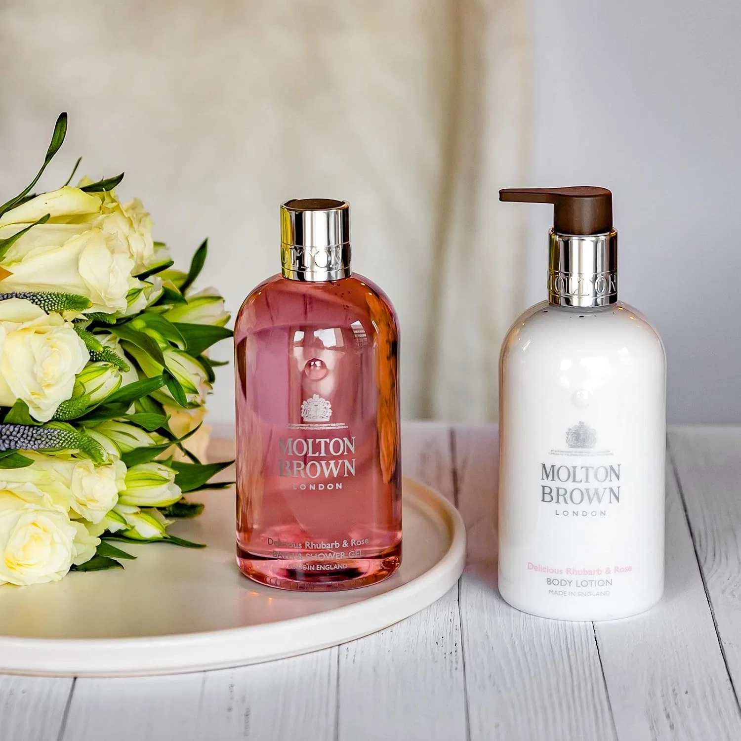 Гель для душа и ванны Delicious Rhubarb & Rose, Molton Brown, 300 мл, Rose — фото 4